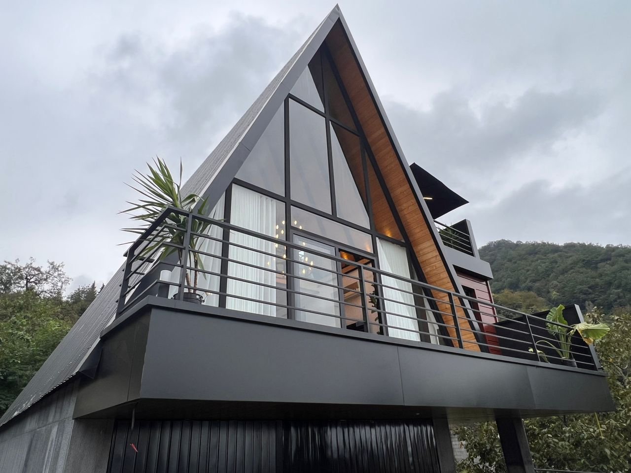 دوخوابه سوئیسی جنگلی جکوزی دار جواهر