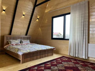 کلبه دوخوابه سوئیسی استخردار آبگرم یوسفی ۱