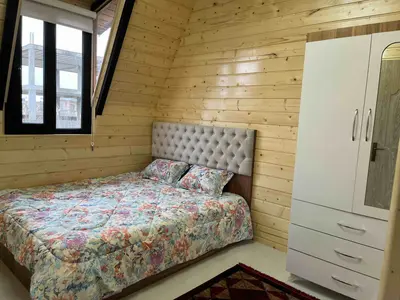 کلبه دوخوابه سوئیسی استخردار آبگرم یوسفی ۱