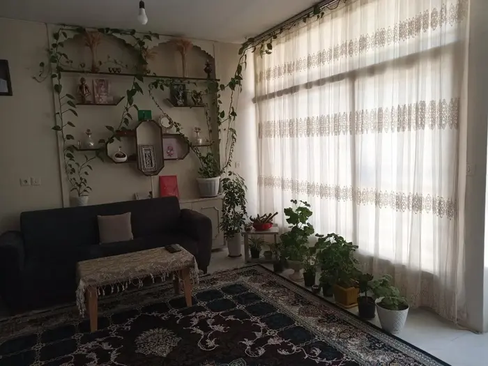 سوئیت فلت دلگشا - فضایی پر از گل و گلدان 