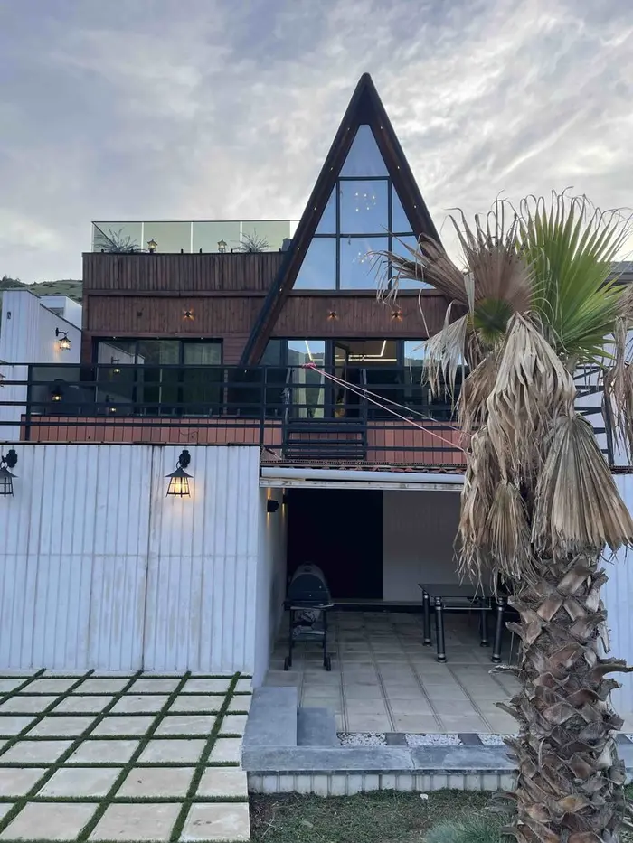 کلبه سوییسی پارادایس - انتخاب عنوان تصویر