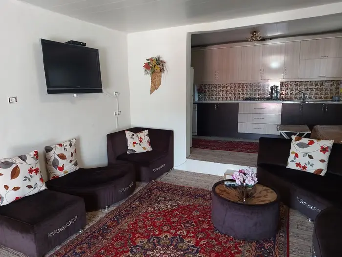 ویلا دوخوابه جنگلی نورسان - حال و پذیرایی با تلویزیون ال سی دی دیواری