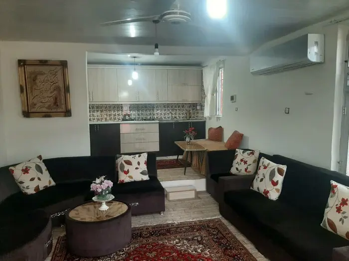 ویلا دوخوابه جنگلی نورسان - حال و پذیرایی با مبلمان ۷نفره و کولر اسپیلت گازی