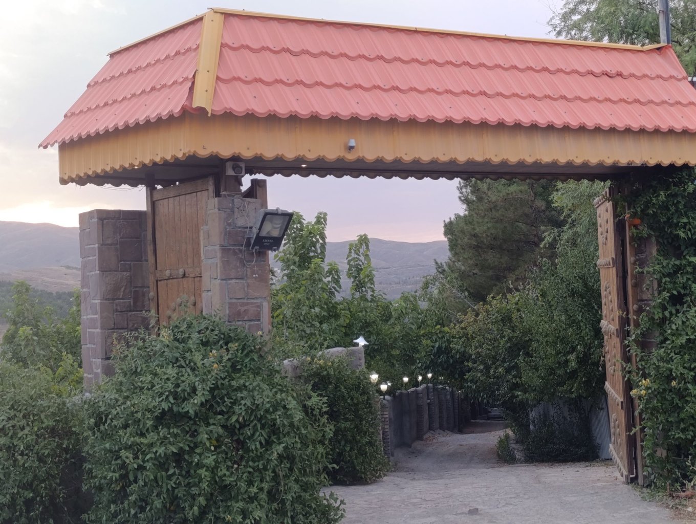 ویلا یک خوابه چشم انداز بهشت طرقبه - ورودی باغ