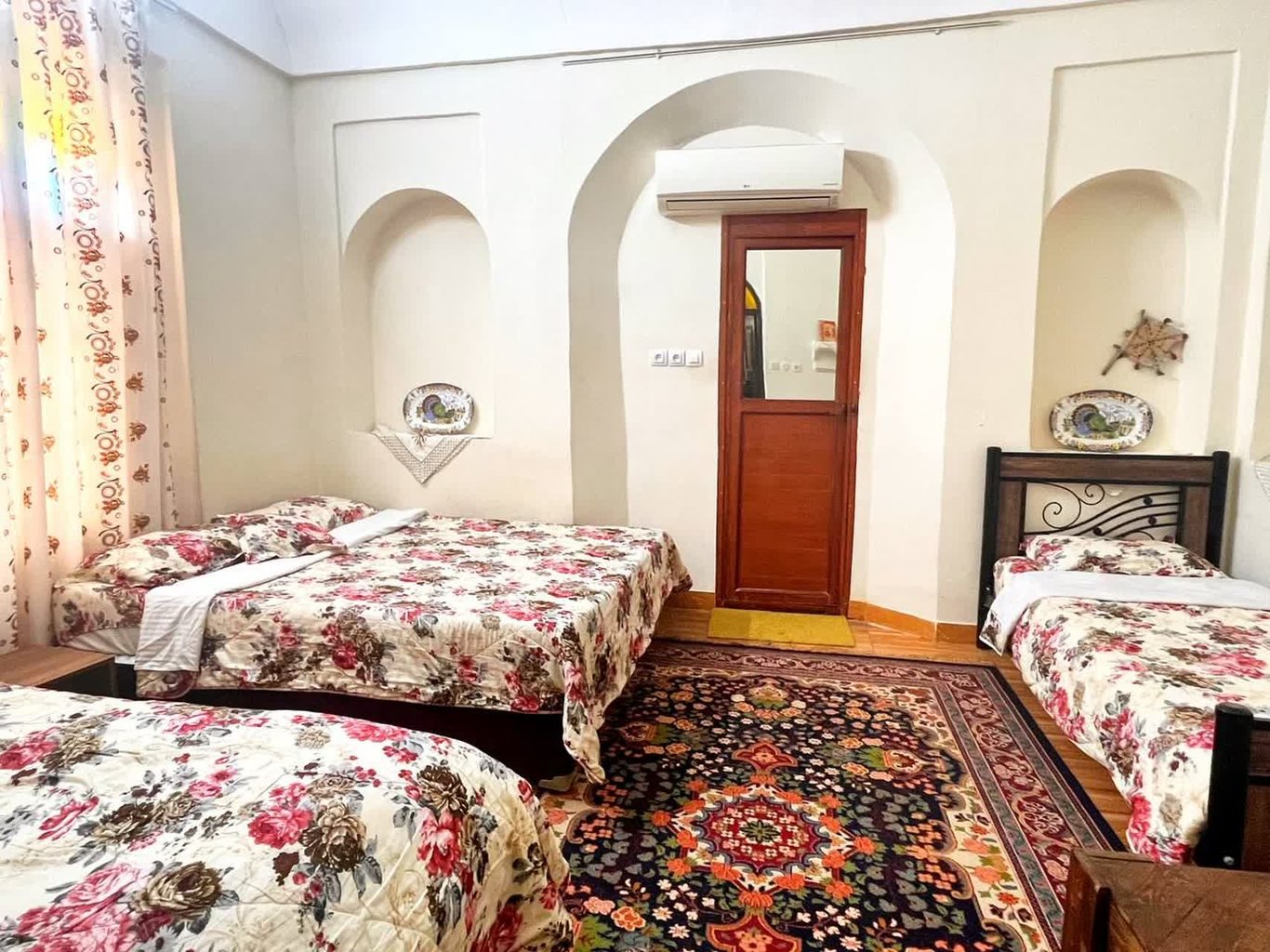اقامتگاه سنتی باغ عمارت خُرَّم - واحد ۲