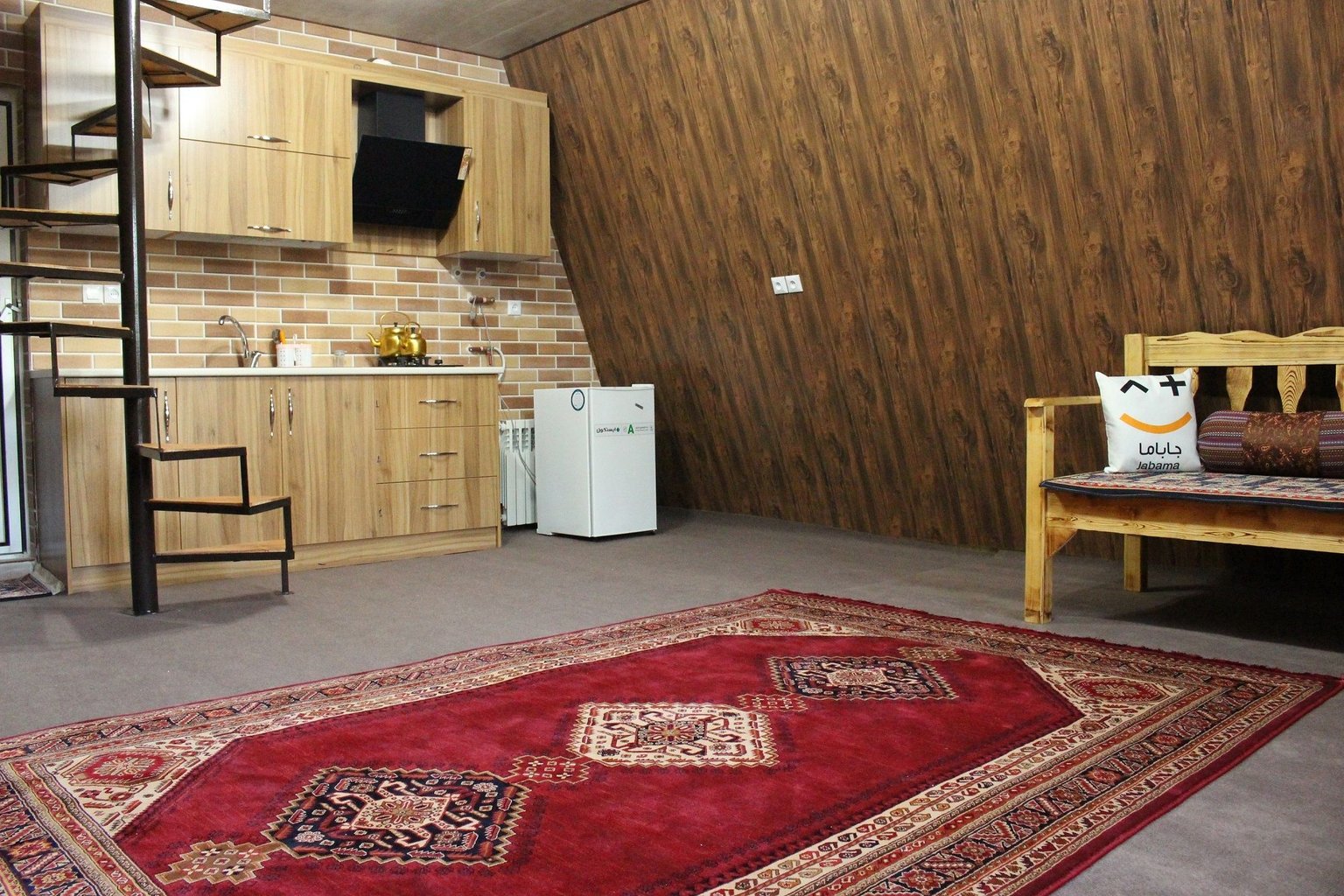 کلبه یک خوابه چوبی چناردار