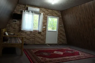 کلبه یک خوابه چوبی چناردار