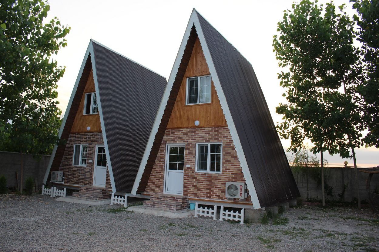 یک خوابه چوبی چناردار