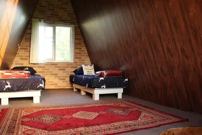 کلبه یک خوابه چوبی چناردار