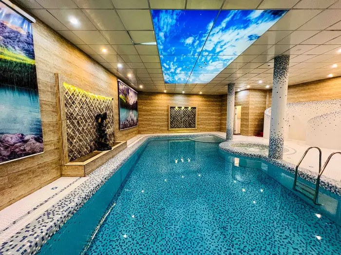 ویلا سه خوابه استخردار آبگرم گلشن - استخر و جکوزی ٠١