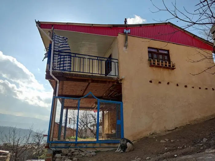 کلبه فلت آتا - نمای بیرون خانه