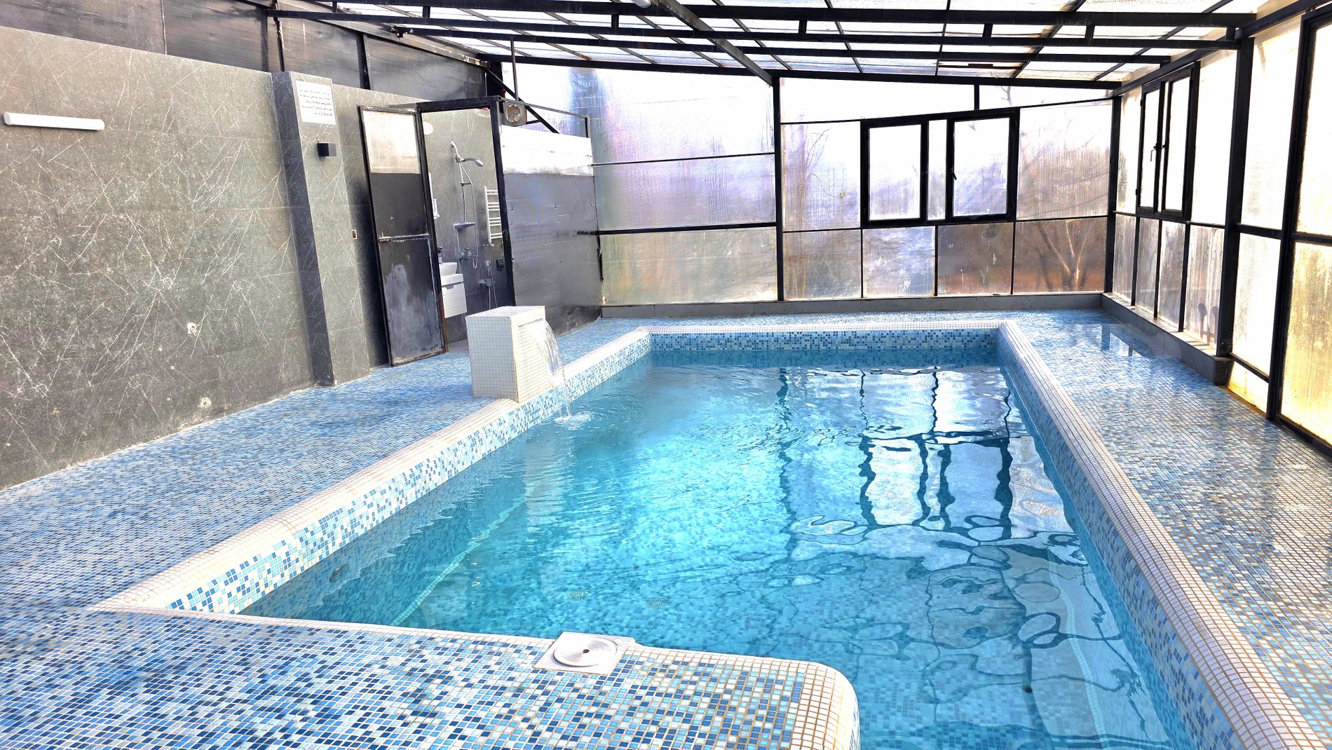 ویلا دوخوابه استخردار آبگرم باغ صدرا