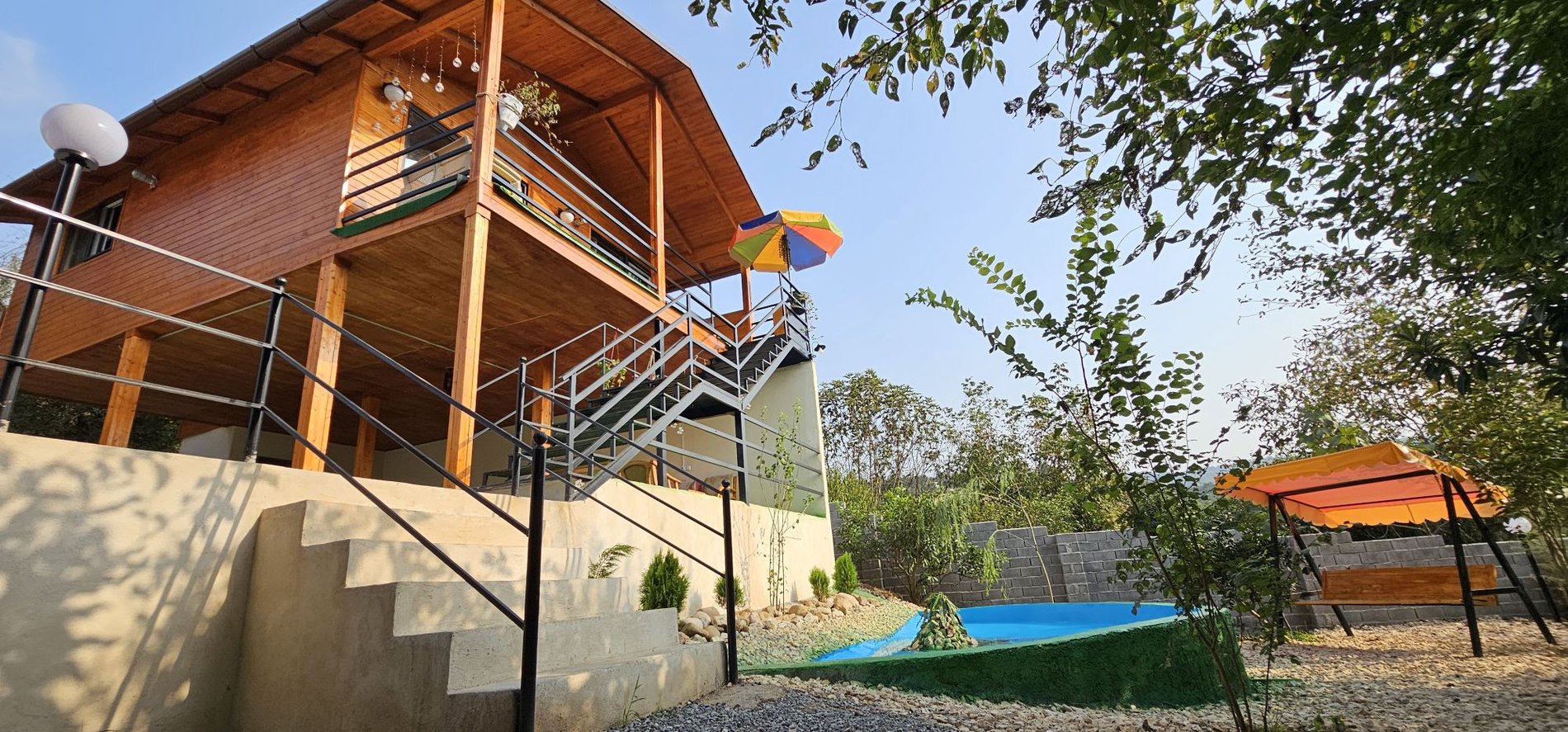 کلبه دوخوابه رویایی گلچین - نمای دیگر از کلبه