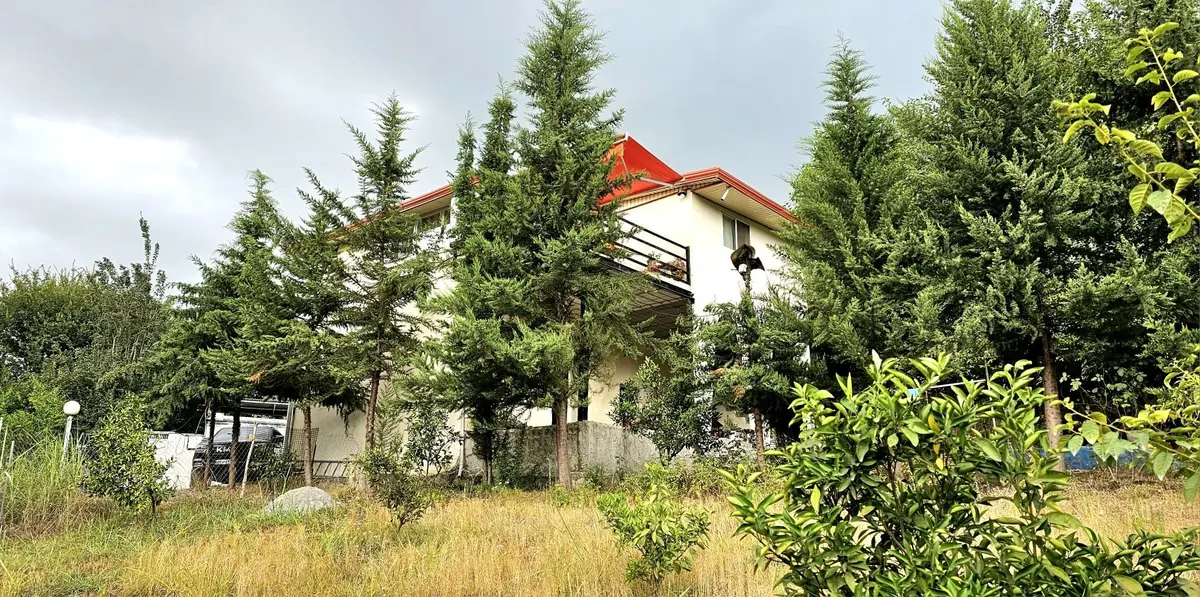 ویلا دوخوابه عمارت گلچین - نما از فضای باغ