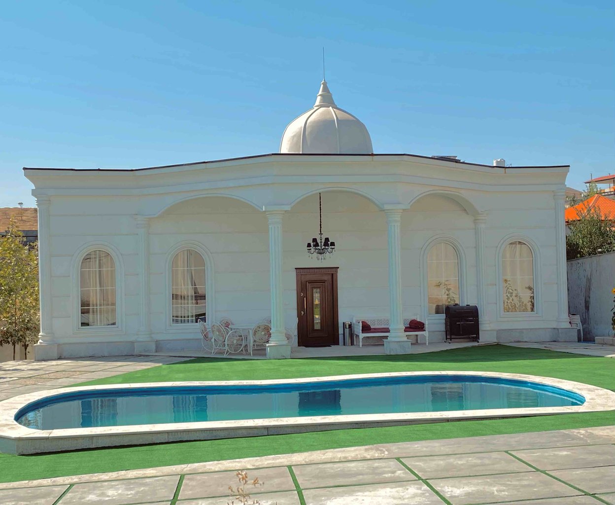 سه خواب همیشه بهار - نمای ویلا