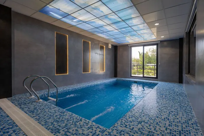 کلبه چهارخوابه استخردار آبگرم نارسیس - استخر با درب رو به حیاط