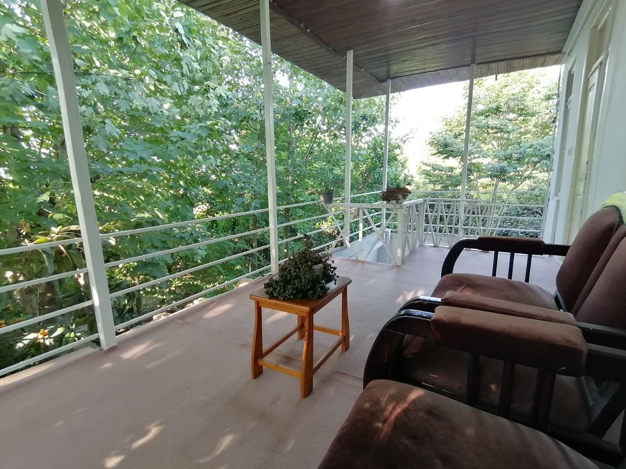 کلبه دوخوابه سنتی گل سرخ - نمای شرقی شمالی تراس