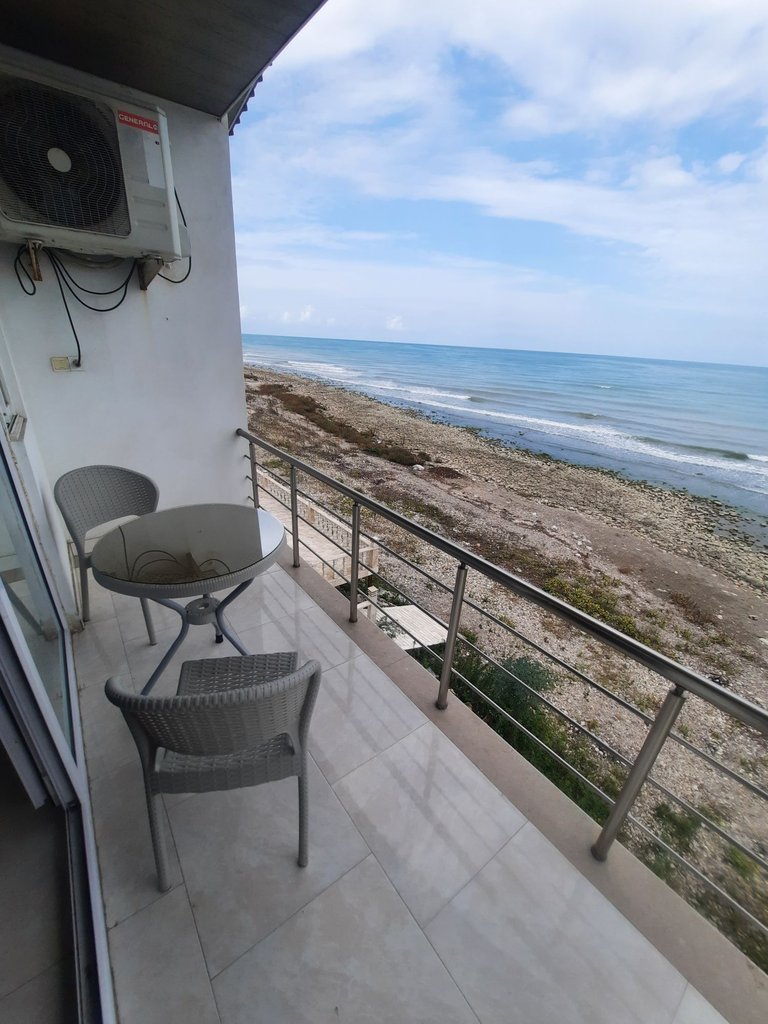 آپارتمان آپارتمان دوخوابه ساحلی امید طبقه دوم - تراس رو به دریا