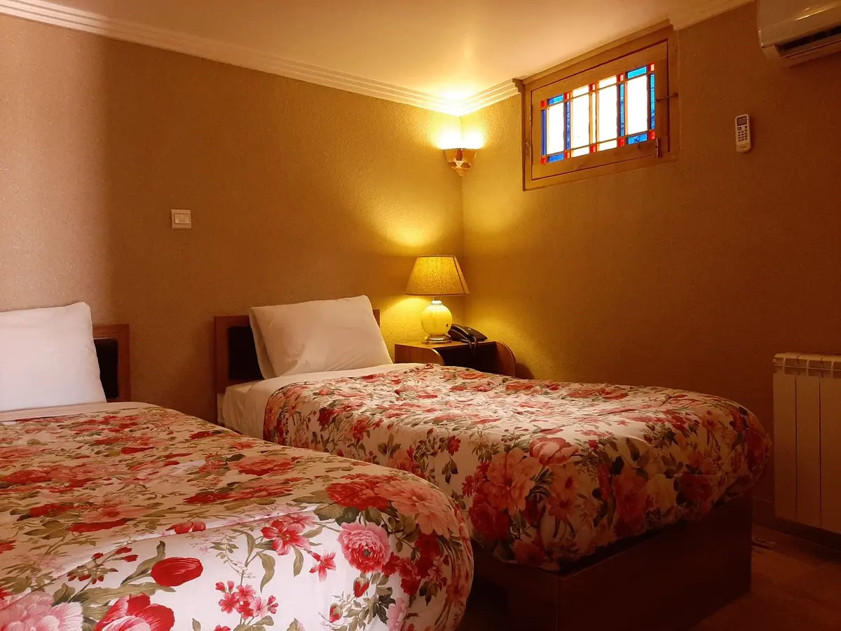 بوم گردی خانه سه نیک - واحد داریوش - فضای داخل اتاق