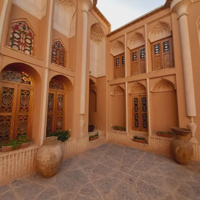 بوم گردی خانه سه نیک - واحد آریوبزرن - حیاط بیرونی