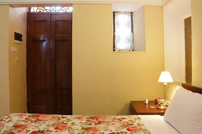 بوم گردی خانه سه نیک - واحد اسفندیار - فضای داخل اتاق