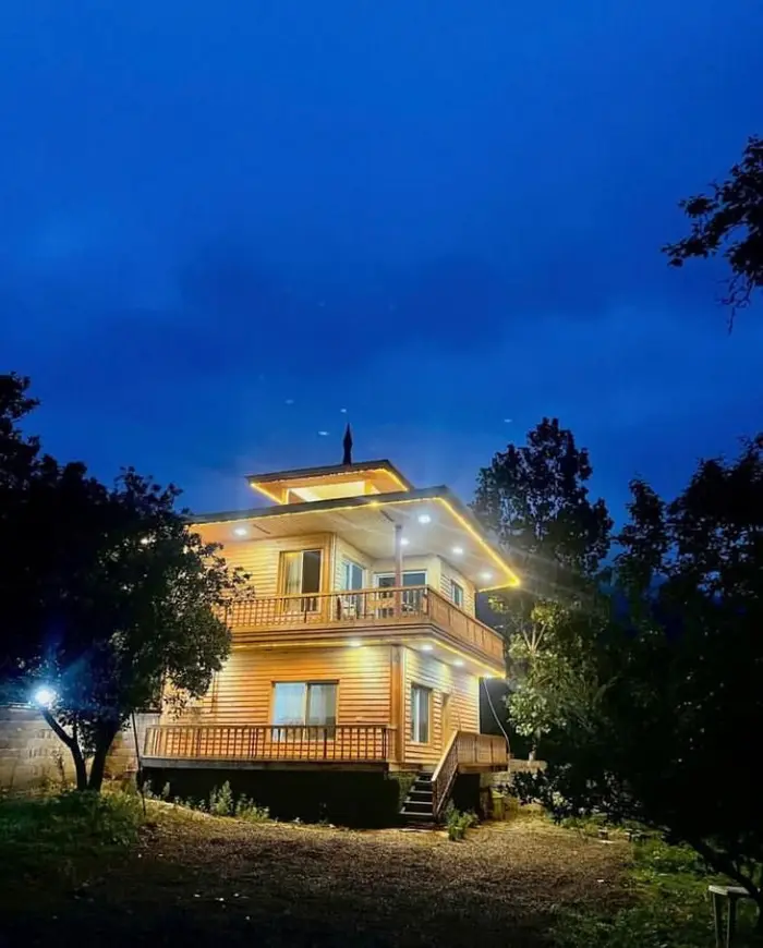 کلبه سه خوابه چوبی طاسکوه - نمای شب