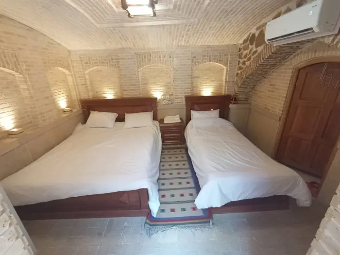 اقامتگاه سنتی سینا - واحد سه تخته 1