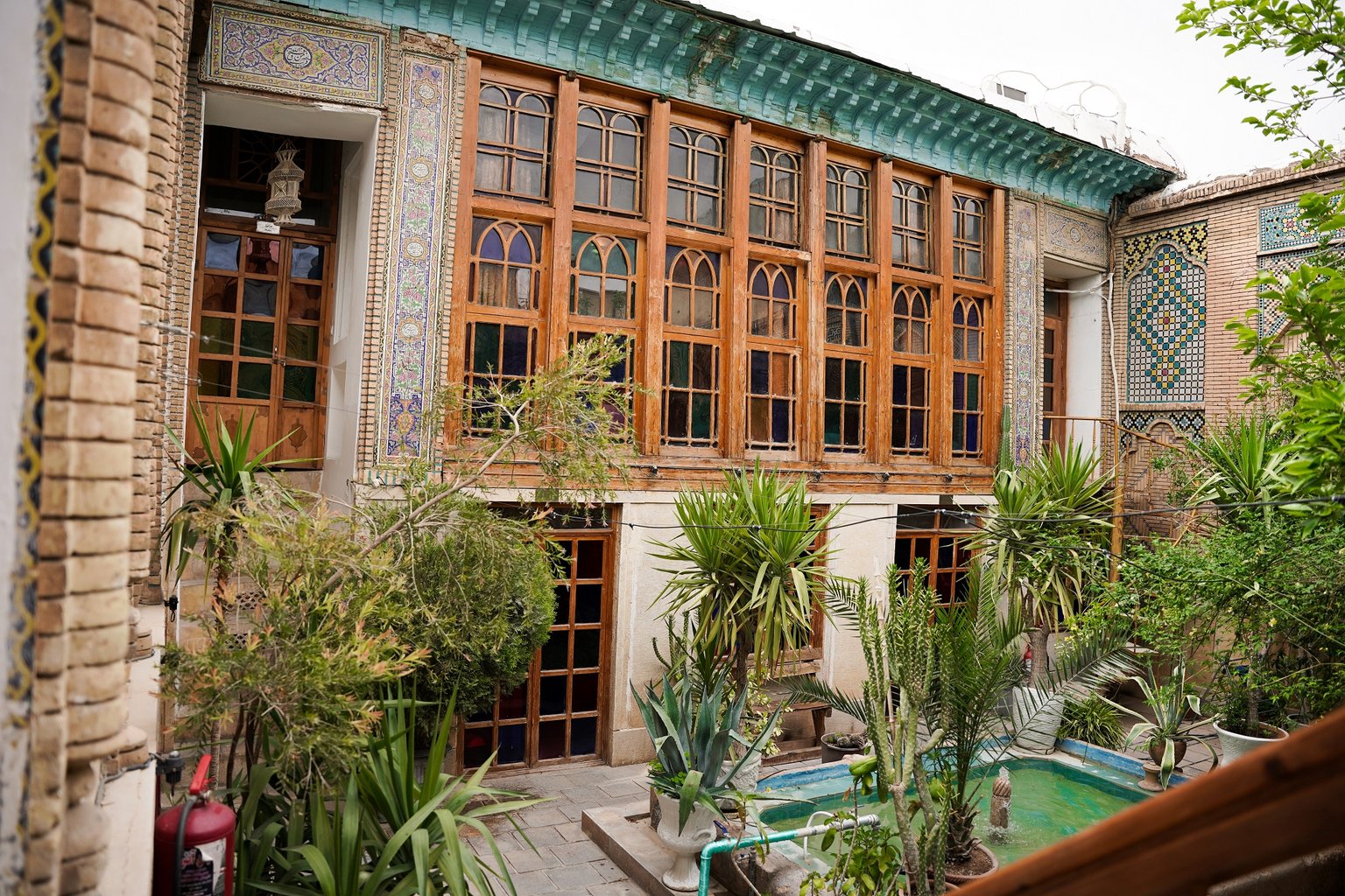 اقامتگاه سنتی طاها - واحد سعدی 102