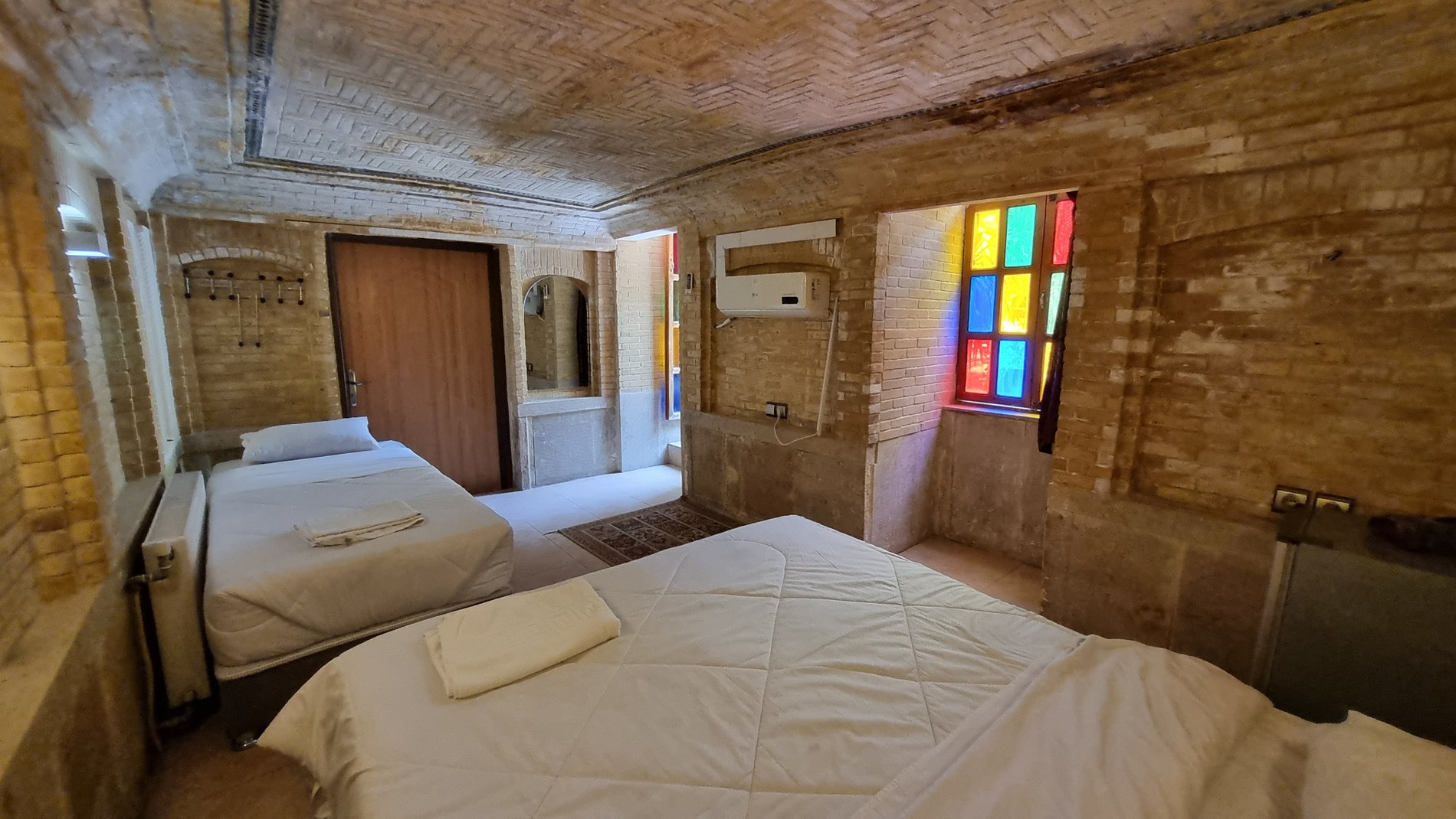 اقامتگاه سنتی طاها - واحد سعدی 102