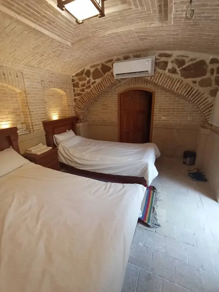 اقامتگاه سنتی سینا - واحد سه تخته 1