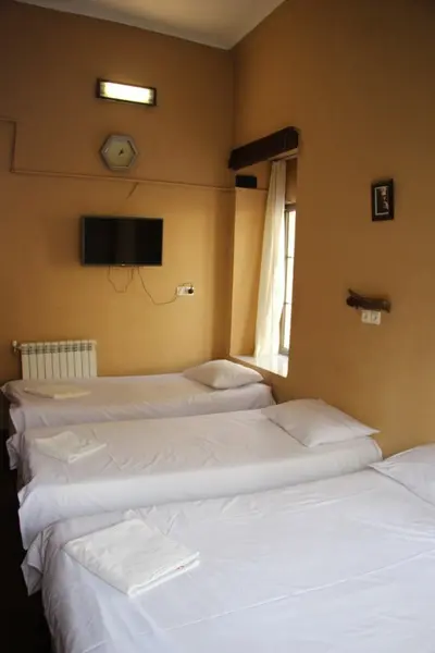 بومگردی خانه باغ ایرانی - واحد احمد شاملو