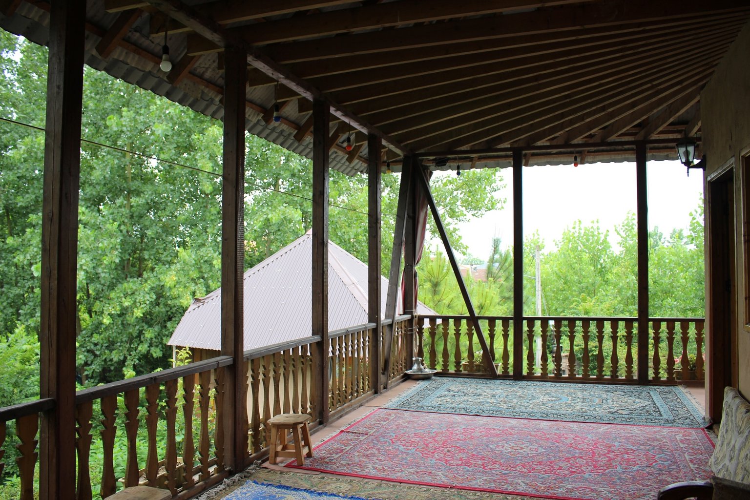 بومگردی حاج رضا - واحد دوخوابه بالاخانه