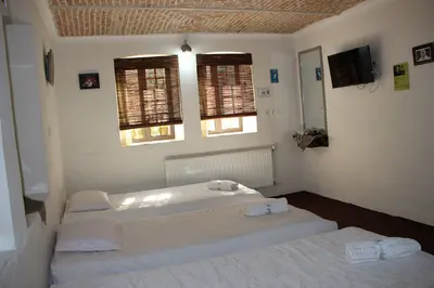 بومگردی خانه باغ ایرانی - واحد فریدون مشیری