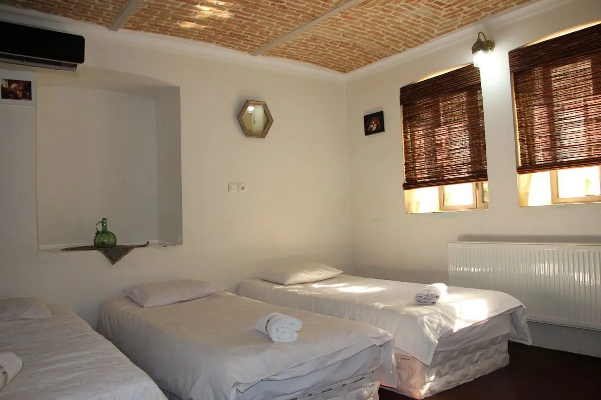 بوم گردی خانه باغ ایرانی - واحد فریدون مشیری