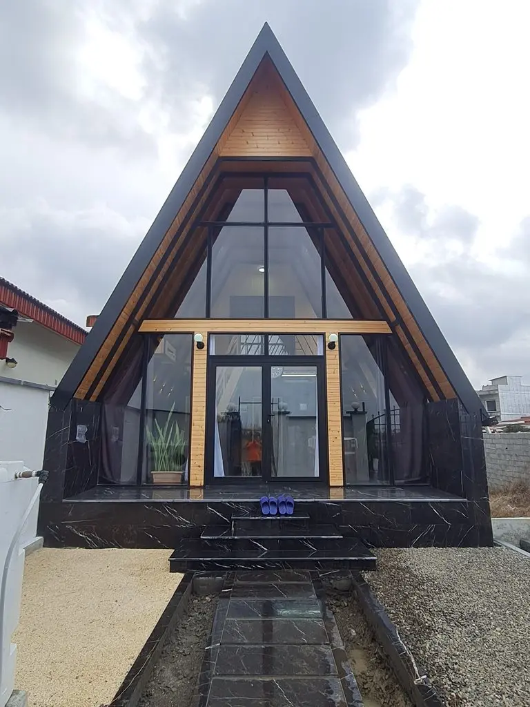 کلبه دوخوابه کارن نقلی - نمای روز