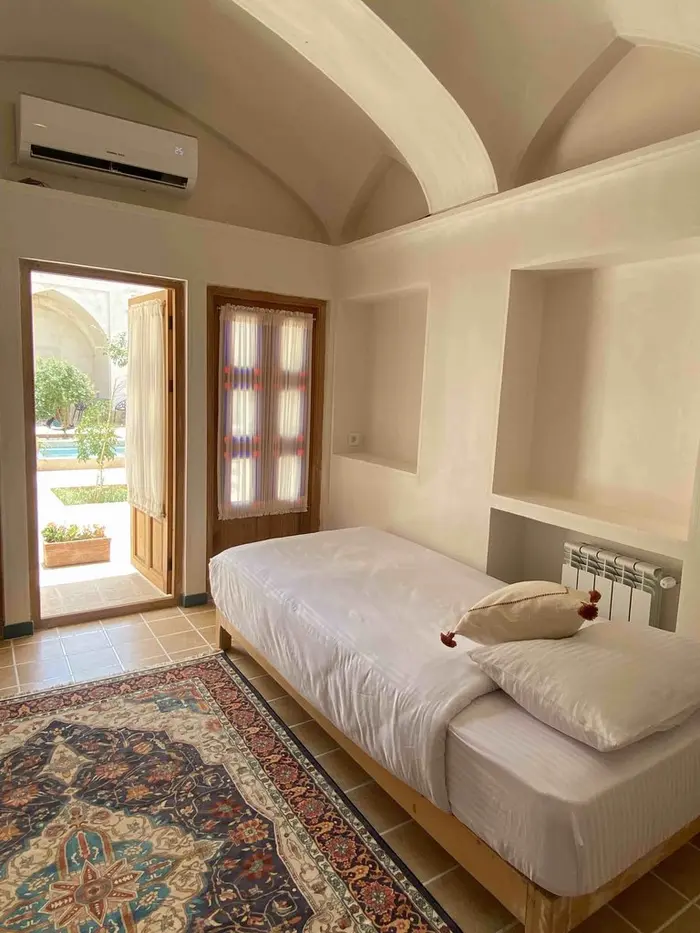 دبل نقره - بوتیک هتل سرای نفیس اتاق الماس - سرای نفیس - واحد صدف - انتخاب عنوان تصویر