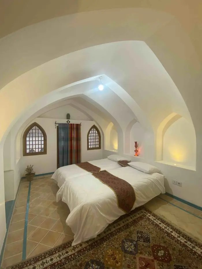 اقامتگاه سنتی سرای نفیس 2 - واحد پنج تخته فیروزه - اتاق فیروزه