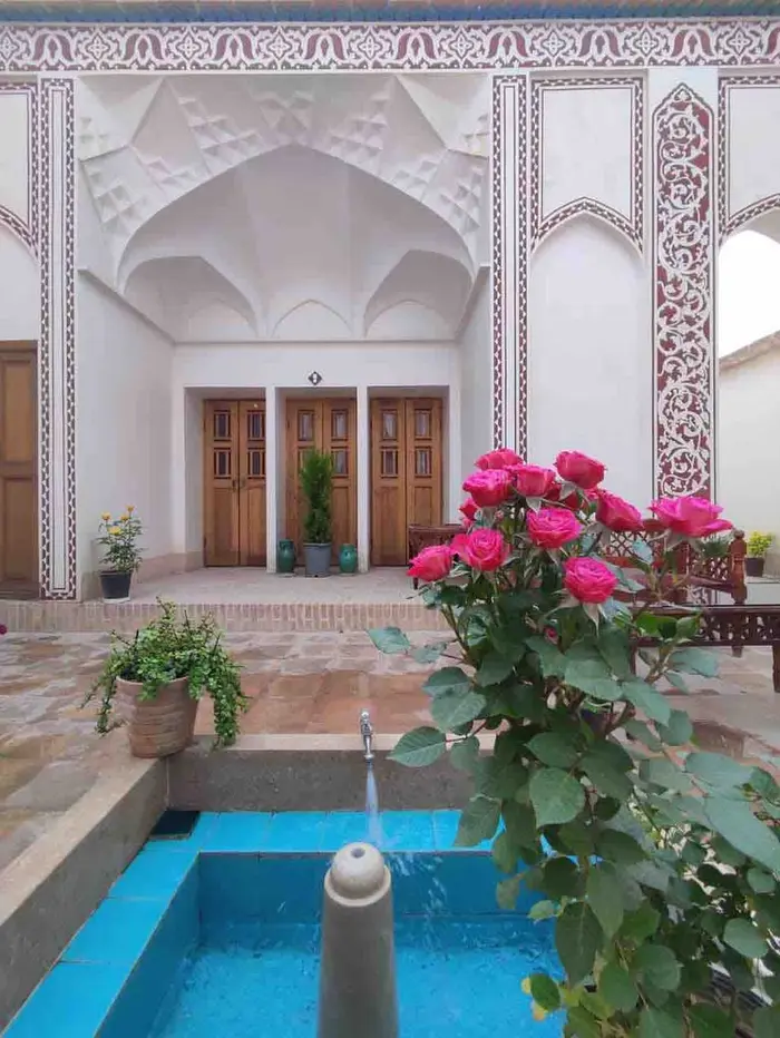 اقامتگاه سنتی سرای نفیس 2 - واحد دوتخته زمرد - حیاط مجموعه