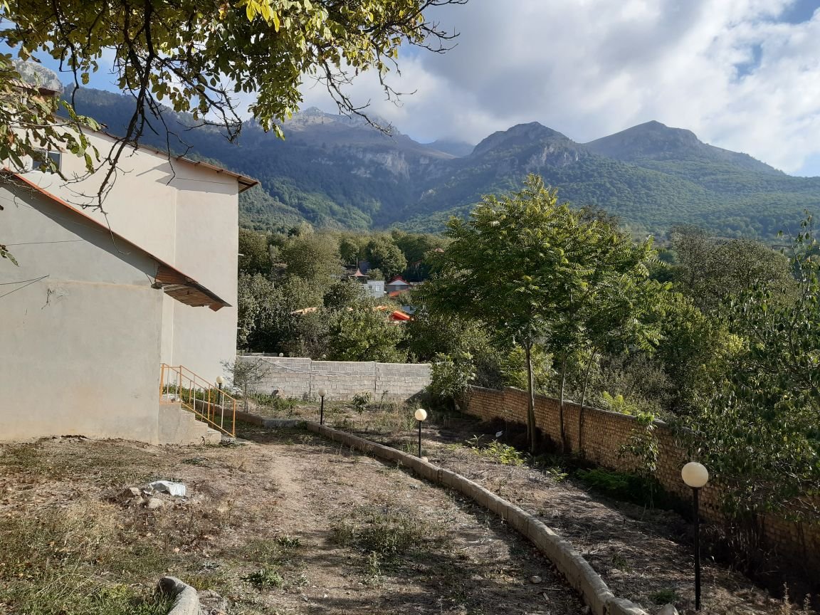 ویلا یک خوابه کوهستانی لنگر - ویوی حیاط رو ب جنگل