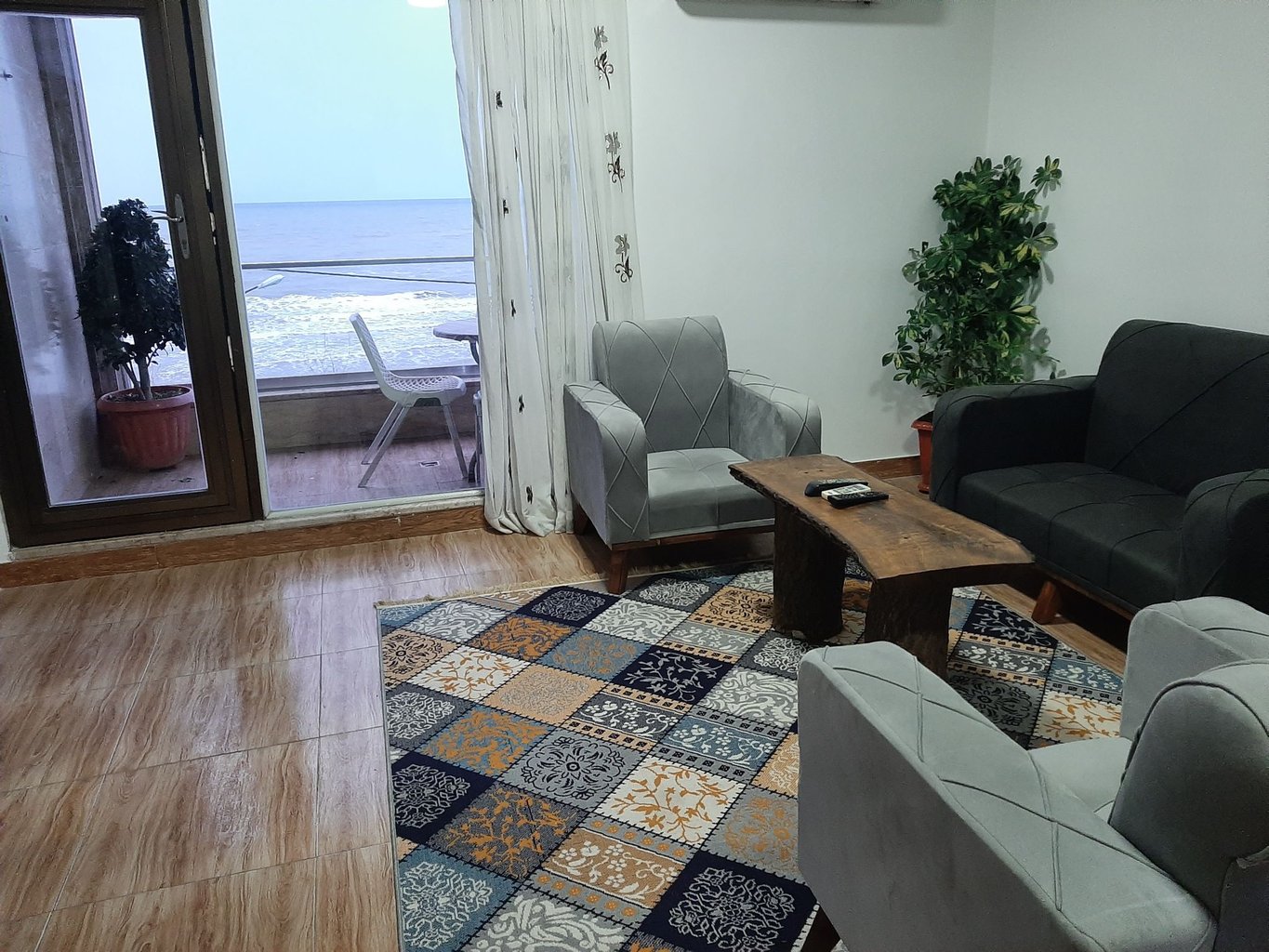 آپارتمان هتل ساحلی  با فاصله ده متر تا دریا