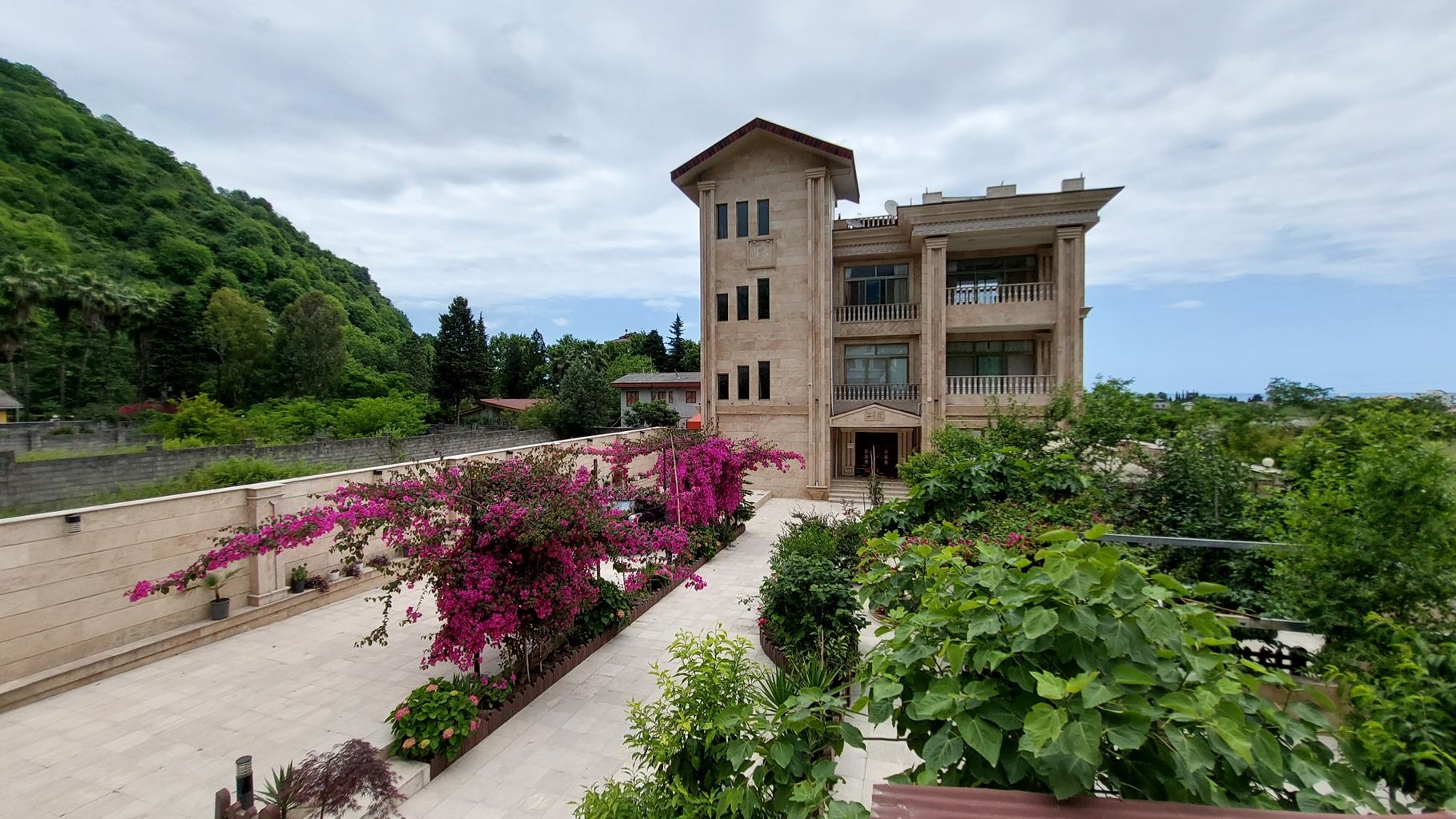 ویلا دوخوابه غزال سرولات - نمای ساختمان و حیاط 