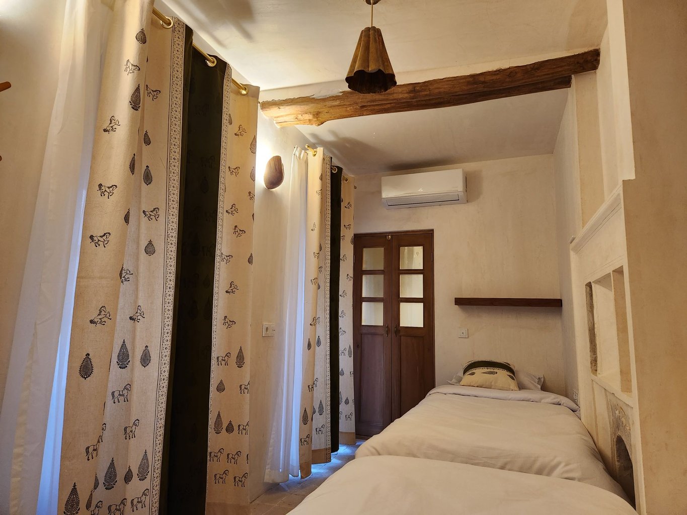 اقامتگاه سنتی توراندخت - واحد دار قالی