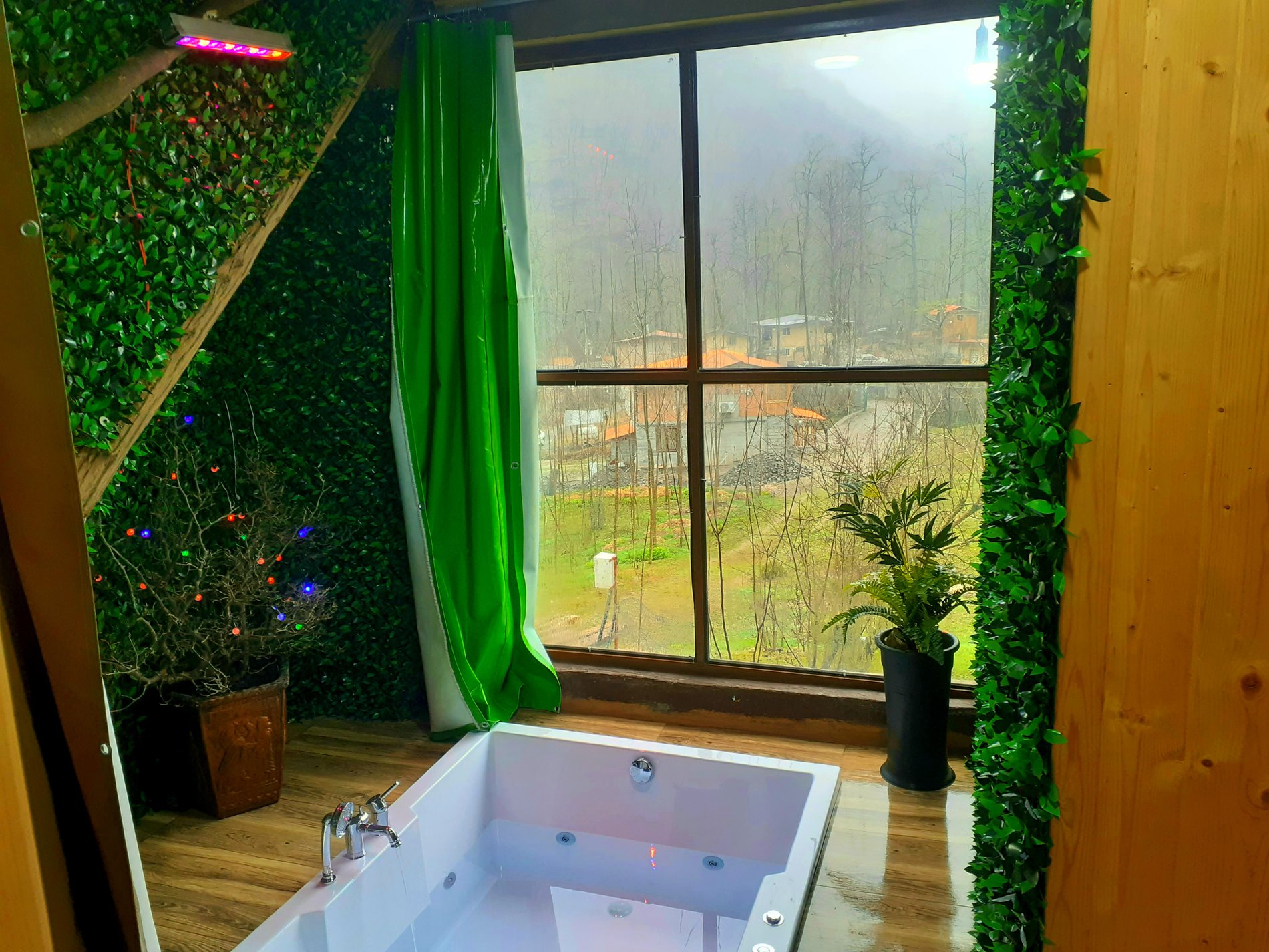 کلبه دوخوابه جنگلی جکوزی دار زرین دشت ۱