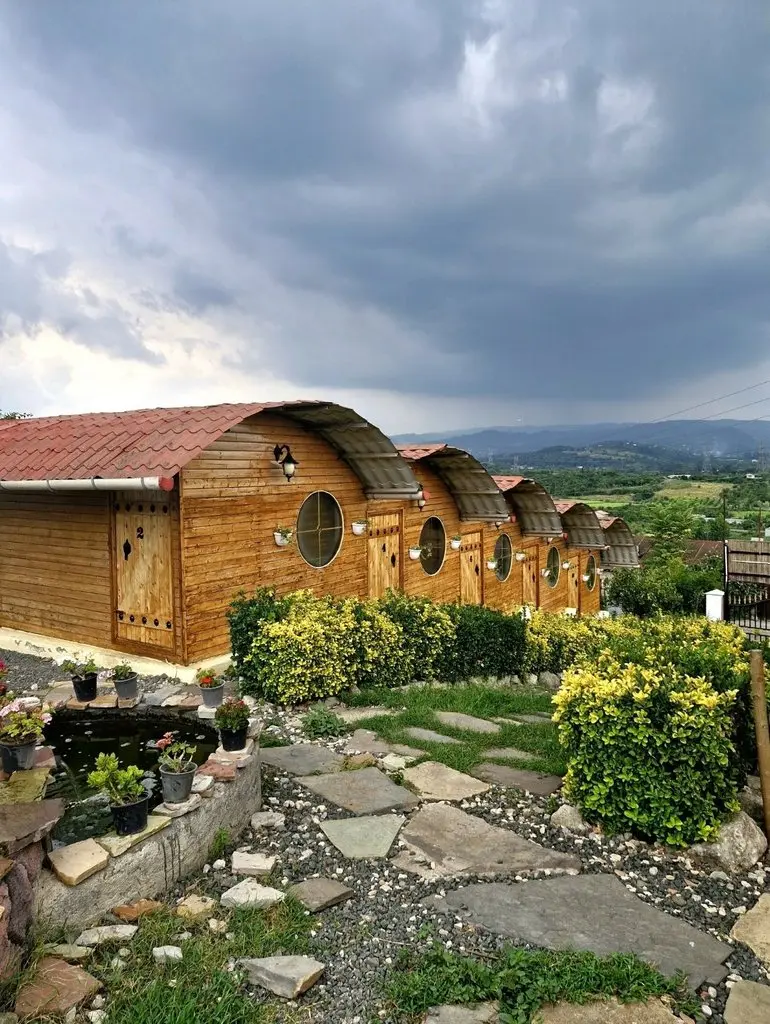 کلبه فلت بام کوتنا - نمای ورودی اقامتگاه