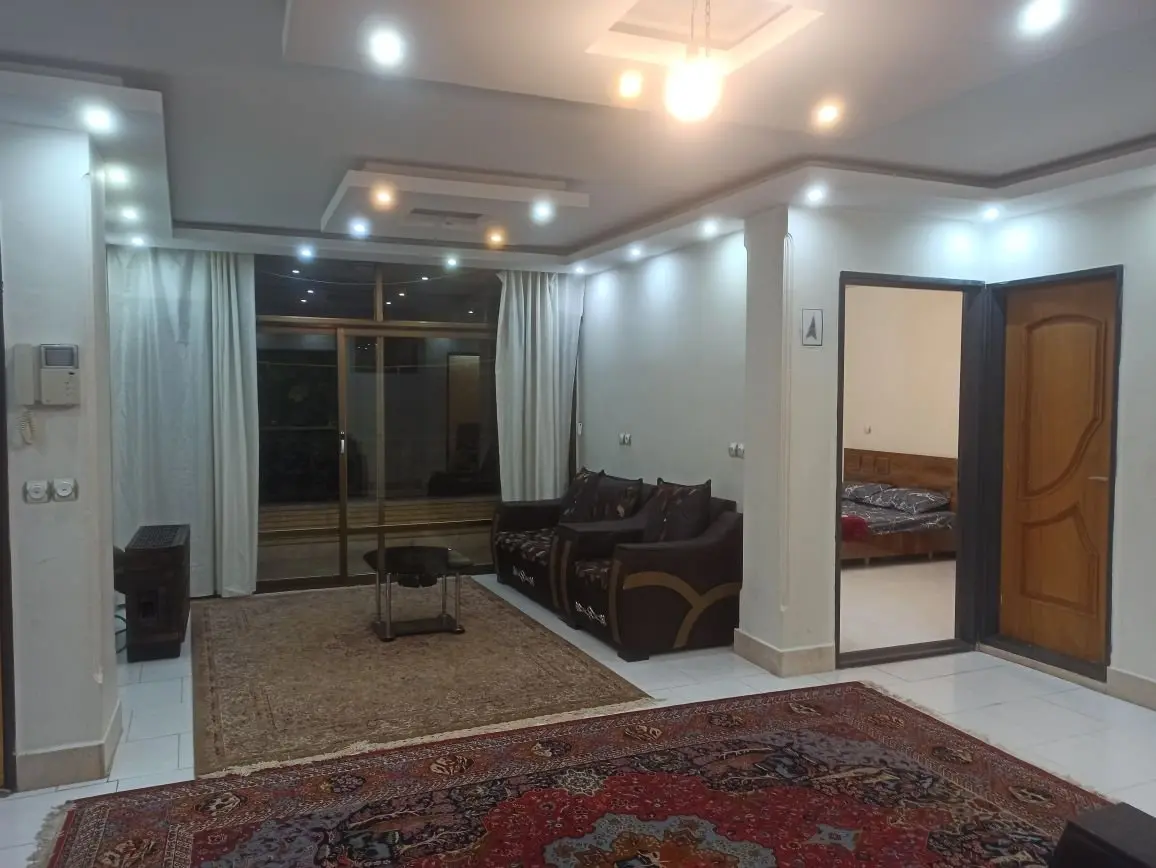 آپارتمان دوخوابه پل بزرگمهر ۱ - نمایی از فضای سالن در شب