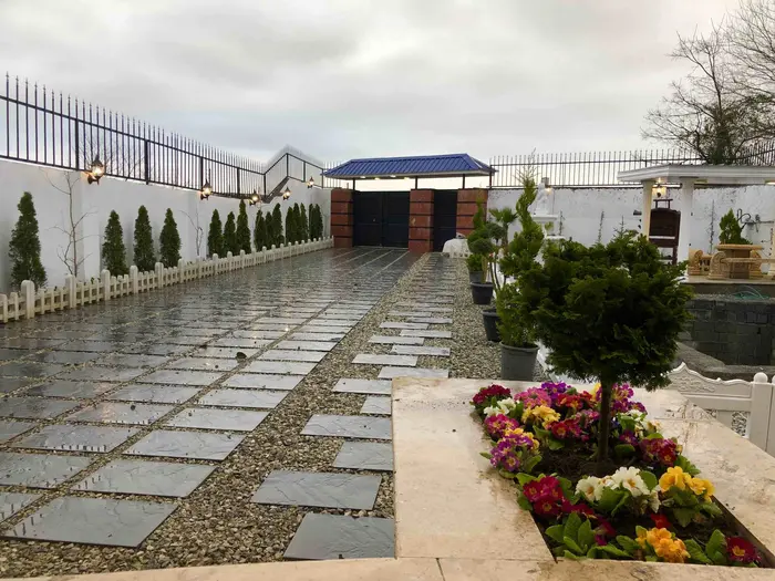 ویلا سه خوابه استخردار نوژن - نمای حیاط جای ۹ تا پارکینگ