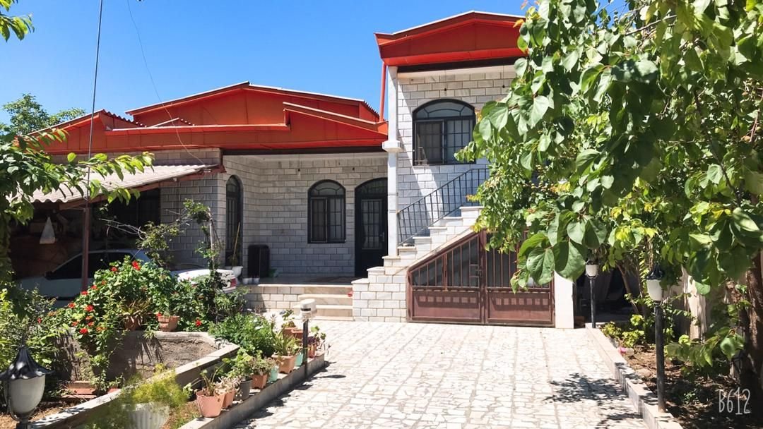 دوخوابه شمعدونی های سبز - حیاط