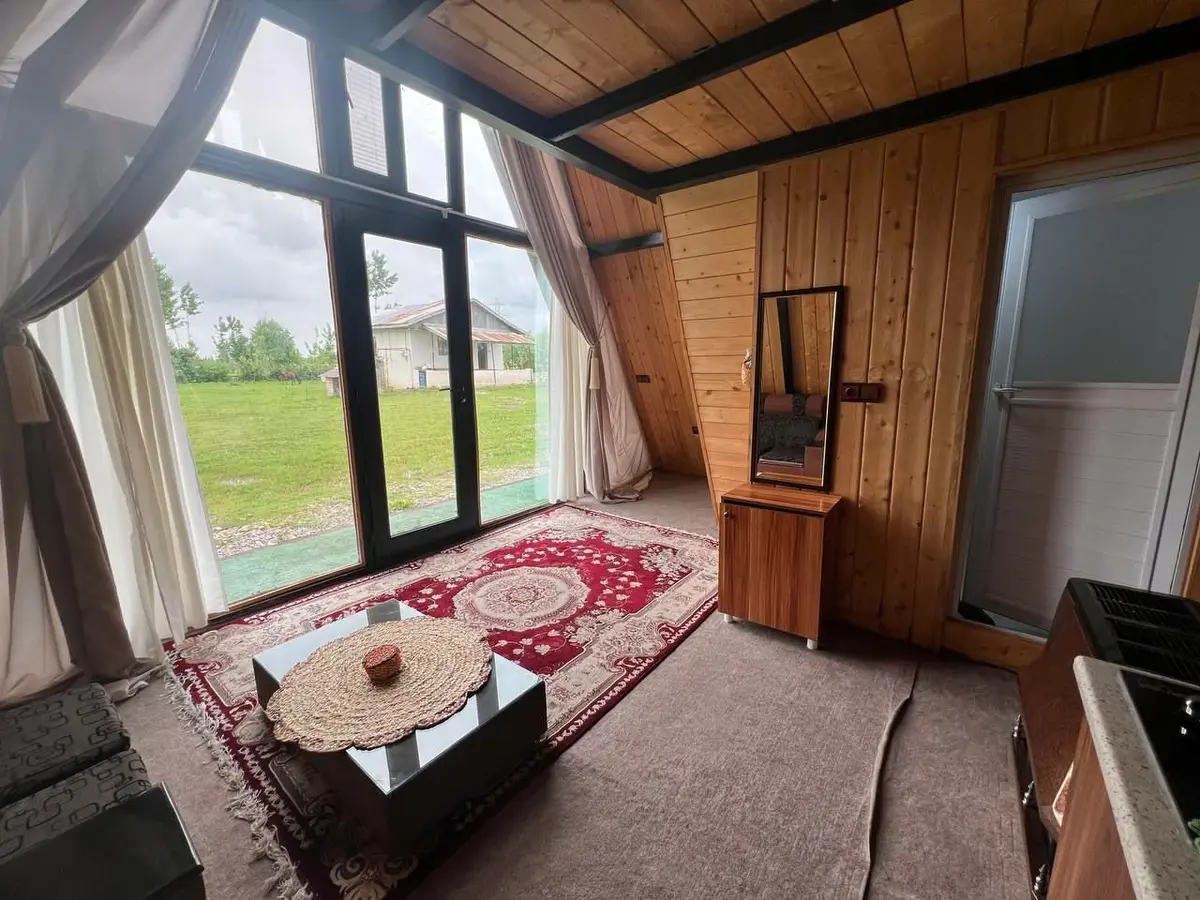 دهکده هاتف - واحد افرا - نمای بیرون کلبه از داخل کلبه