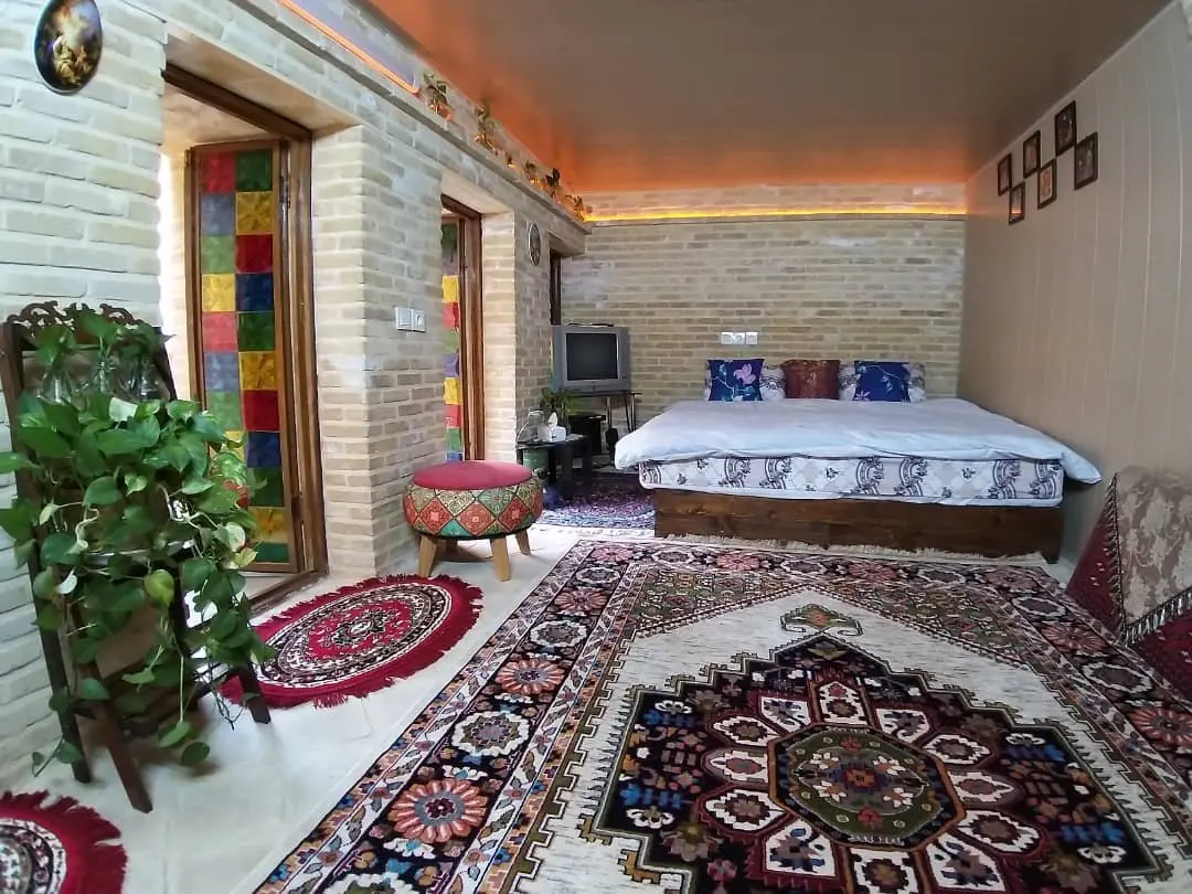 بوم گردی قصرالدشت - واحد شاهنشین