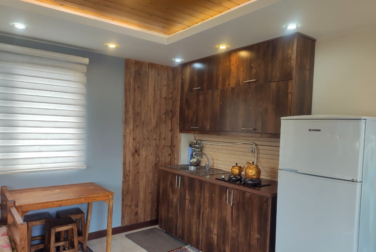 پنت هاوس در طبقه چهارم یک آپارتمان شیک